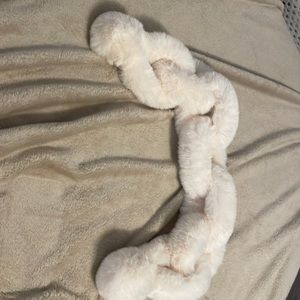 Never worn link neck wrap.  The pom pom interlinks to create a secure fit.